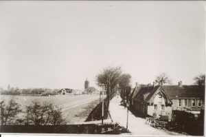 Foto uit collectie van wijlen mevrouw R. Pranger-Houtsma. Datering R. van der Meulen 1927-1938, maar vermoedelijk eind jaren 20. Aan beide zijden van de straat nog een bomensingel. In de verte de Sixtuskerk van Sexbierum.