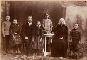 Familieportret van Trijntje Winsemius en Sybren de Vries, kort voor hun emigratie naar Houston, rond 1913. V.l.n.r.: Gerrit (1905), Anna (1903), vader Sybren, Marie (1906), Metje (1901), moeder Trijntje en Pier (1907).