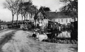 Foto van oudtzummarum.nl Hier is zichtbaar dat er een klein haventje was, alvorens de vaart verder liep naar Liauckema State. Datering door R. van der Meulen eveneens op 1927-1938.