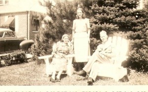 Hyltje en Nellie met dochter Jannie, augustus 1948.