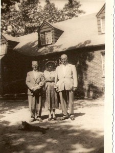 Bote (rechts) op familiebezoek bij broer Hyltje en zijn Nellie, 1950.