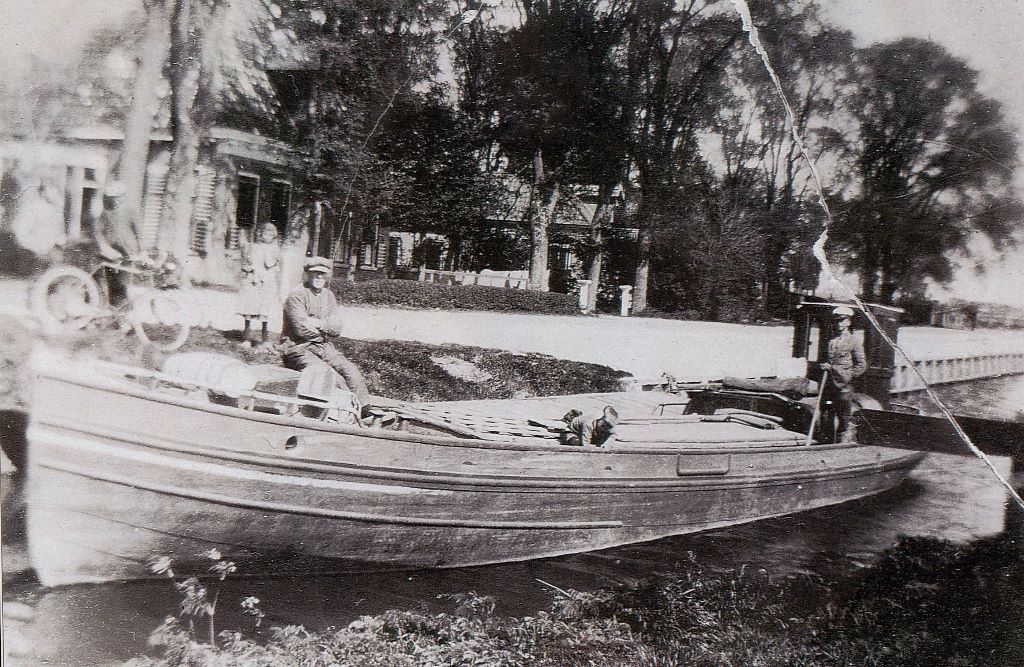Een foto van omstreeks 1920 van de haven van Oosterbierum. Met het motorschip van schipper/aardappelhandelaar Bauke Douwes Lodewijk. Het schip ligt voor Baukes huis.