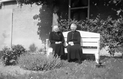 OB-00068 | Oosterbierum: Tine Jukema - Westra en Fokje de Vries - Dokter