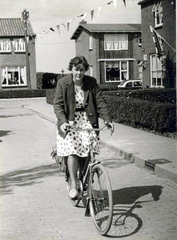 OB-00165 Jaantje Sijtsma op de Brits